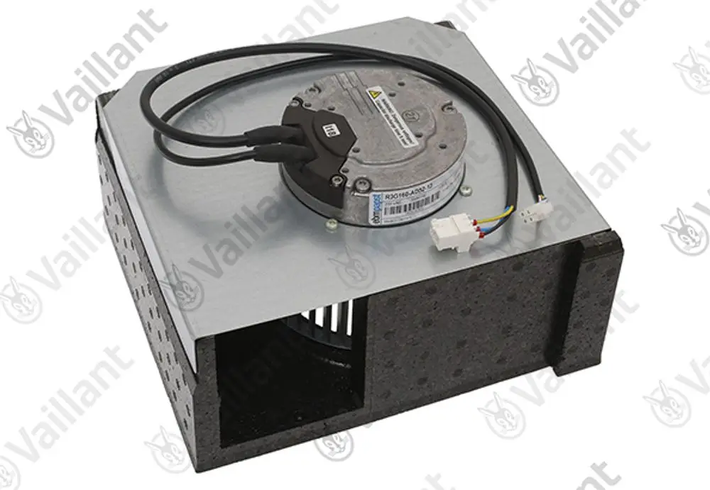 Vaillant Gebläse in rechteckiger Bauform mit motorisiertem Antrieb und Kabelanschlüssen, Teil eines Luftzirkulationssystems.